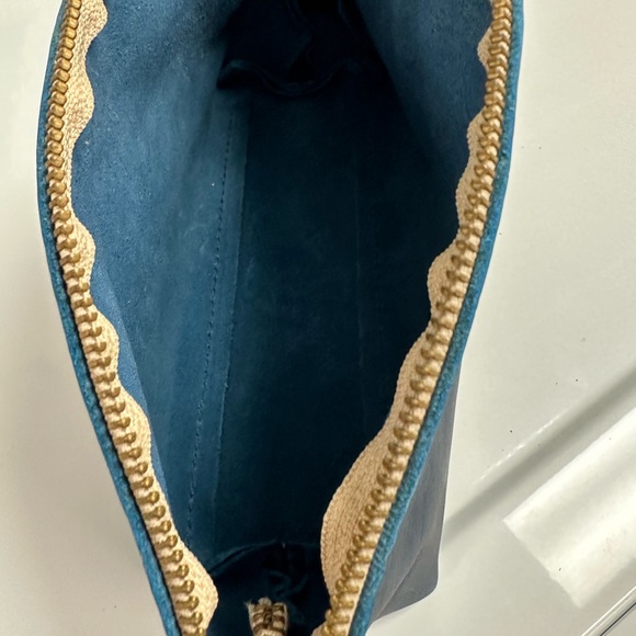 NWOT Portland Leather Deep Water makeup bag. - Picture 4 of 4